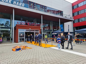 Publiken som tog sig till Vida Arena p lrdagen mttes av orangeamattan. Foto: Josefin Petersson