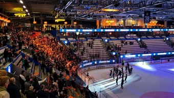 Efter en stund kom Vxj Lakers spelarna tillbaka ut p isen fr att fira nnu en gng. Foto: Josefin Petersson