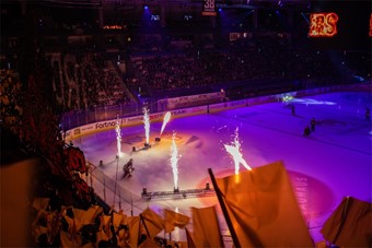 Orangea flaggor viftade nr Vxj Lakers gjorde entr i ett kokande Vida Arena. Foto: Josefin Petersson