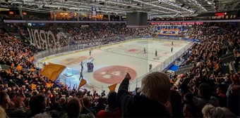 Hr har precis Pontus Holmberg gjort det avgjrande 4-2 mlet i tom kasse. Foto: Josefin Petersson