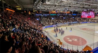 Som vanligt firande Vxj Lakers efter vinsten med alla p Vstra St. Foto: Josefin Petersson