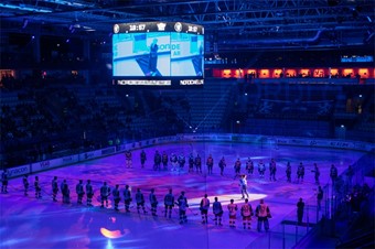 Arvid Lundberg hyllades f�r 400 spelade grundseriematcher i SHL. Foto: Josefin Petersson