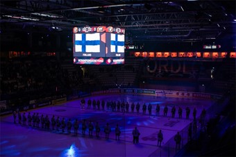 Inf�r nedsl�pp fick publiken lyssna till den finska nationals�ngen. Foto: Josefin Petersson