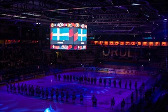 Inf�r nedsl�pp fick publiken lyssna till den svenska nationals�ngen. Foto: Josefin Petersson