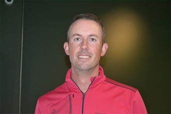 Golfproffset Alexander Bj�rk slog det f�rsta slaget som invigde anl�ggningen. Han va imponerad av m�jligheten till b�de spel och tr�ning i framtiden.