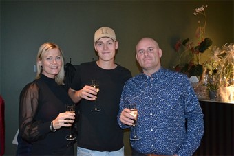 Martin Sj�berg, Malin H�rberg och Emil Ernstsson testade p� att sl� lite slag.