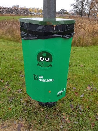 M�l 13 handlar om att bek�mpa klimatf�r�ndringarna. Papperskorgen st�r i Sj�parken och som �r ett gr�nomr�de i Alvesta t�tort. Foto: Alvesta kommun