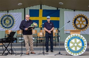 F�retagarna Alvesta delade ut utm�rkelsen �rets vardagshj�lte, Bengt-Erik Karlberg (till v�nster). Foto: Josefin Petersson