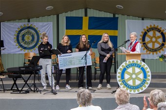 Alvesta Ridklubb tilldelas 2 000 kronor i stipendium av Inner Wheel utdelat av Ing-Marie Lisecke, klubbpresident (till h�ger). Foto: Josefin Petersson