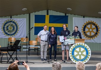 President Kristina Stebring-Franzon & Leif Anderjohn fr�n Alvesta Allbo Rotaryklubb gav Alvesta Sims�llskap ett stipendium. Foto: Josefin Petersson
