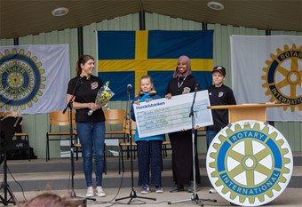 Alvesta Rotaryklubb delade ut ett stipendium till Alvesta Tigers. Till v�nster Alvesta Tigers ordf�rande Indira Lepic. Foto: Josefin Petersson