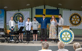Under nationaldagsfirandet tilldelades ungdomarna, Hilda, Inez, Elliot, Elias, Ingrid och Erico stipendier. Foto: Josefin Petersson