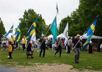 Nationaldagsfirandet i Hagaparken inleddes med marsch av musikk�ren, f�ljt av fanborg och sedan barnens lilla flaggborg. Foto: Josefin Petersson