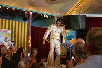 Nils �kessons show inneh�ll b�de sk�mt, s�ng och dans. Foto: Josefin Petersson