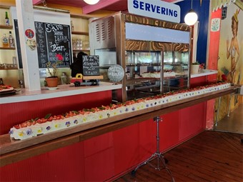 Som avslutning p� den tre r�tters menyn bj�ds det p� en specialkomponerad fyra meter l�ng mar�ngt�rta med jordgubbar. Foto: Josefin Petersson