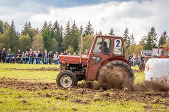 Andra platsen i standardklassen tog Simon Mads�n 20 �r, fr�n S�vsj� i en MF 135-96, som t�vlade f�r fj�rde g�ngen. Foto: JOsefin Petersson
