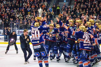 Kaptenen Erik Josefsson f�r h�ja SM-bucklan f�r fj�rde g�ngen i V�xj� Lakers, andra g�ngen som kapten. Foto: Josefin Petersson