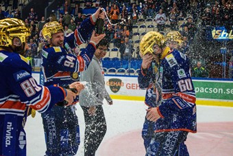 V�xj� Lakers lagkapten Erik Josefsson f�r bada i champange under firandet. Foto: Josefin Petersson