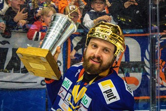 Lukas Bengtsson f�r lyfta SM-buklan efter att ha tagit sitt andra SM-guld. Foto: Josefin Petersson