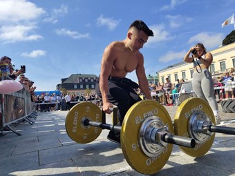 En av finalisterna k�mpar i Farmers Walk. Foto: Michelle Frid