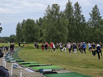 P� morgonen k�rde Moves and Motivation uppv�rmning med alla spelare. Foto: Josefin Petersson