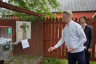 Hos Wallnut provade Glasrikets kanslichef Marcus Isaksson att kasta en schampoflaska, men blev inte vinnaren av en v�ggh�llare. Foto Josefin Petersson