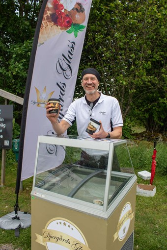 P� h�l 18 tr�ffade spelarna Staffan Sp�ngvall och fick smaka glass fr�n Djurg�rds Glace. Foto: Josefin Petersson