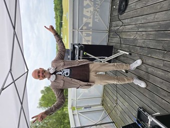 DJ Charlie h�ll ig�ng st�mningen med musik b�de under dagen och p� After Golfen p� kv�llen. Foto: Calle Kogiannakis