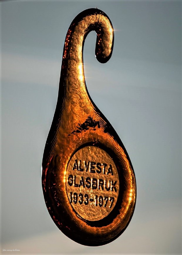 Ronny Karlsson lnar ut sitt Alvestaglas till utstllningen