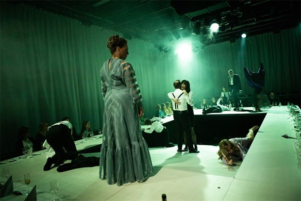 �Festen� - en modig och imponerande f�rest�llning