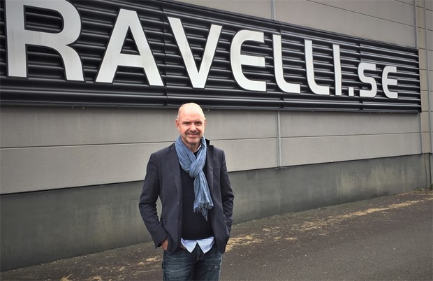 V�xj� f�r en ny bana f�r fotbollsgolf - invigs av Thomas Ravelli