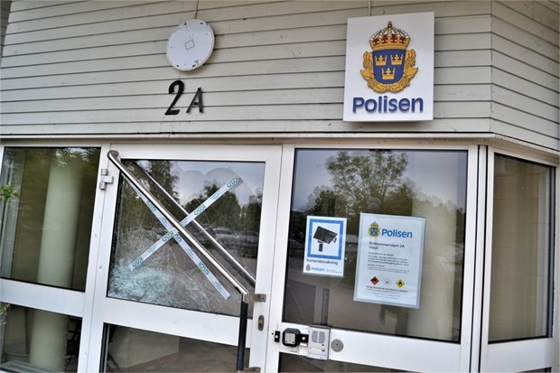 Politiker f�rd�mer attackerna mot polisen i Araby: �En h�mnd p� Rimfrost�