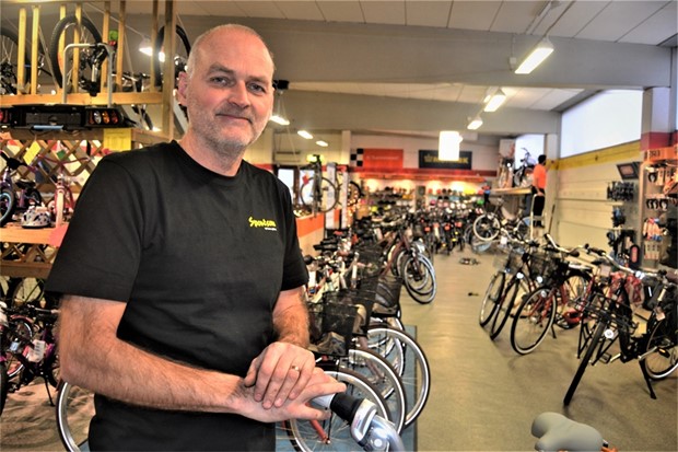 Cykelgubben i R�ppe l�gger i en h�gre v�xel 