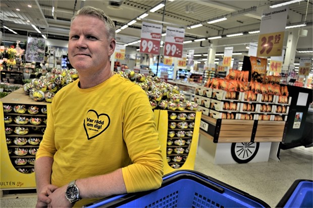 Nya p�sktraditioner - grillar och paketerat godis s�ljer som sm�r