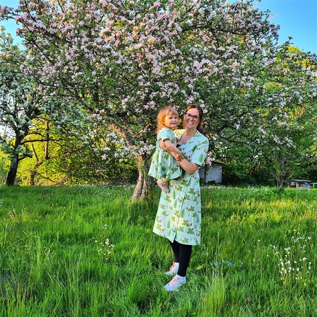 Fretaget LADYJEN designar klder, brickor och emaljmuggar