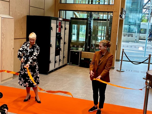 Stationshuset invigt med bandklippning och fanfar