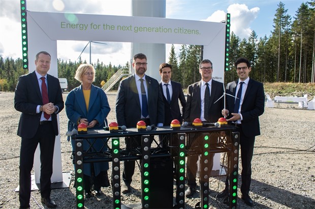 Sveriges energiminister Anders Ygeman invigde Lyngs�sa vindkraftspark