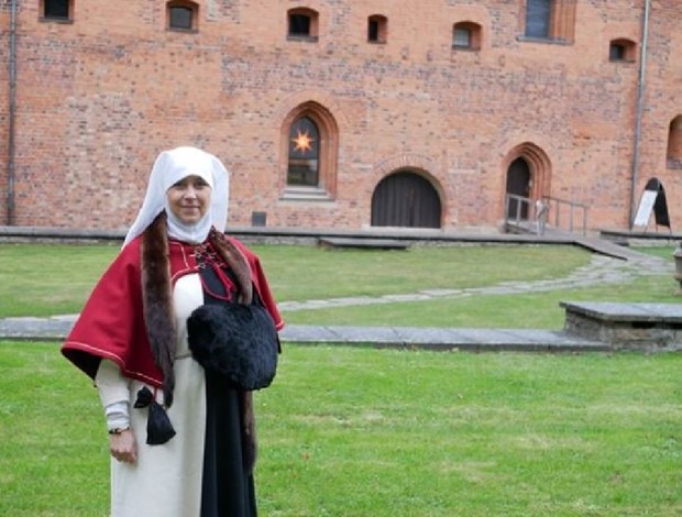 Ylva hedrar drottning med sin kldsel