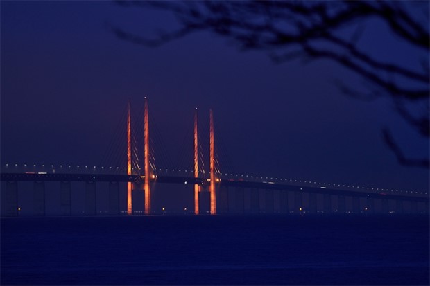 Festlig ny�rsbelysning p� �resundsbron