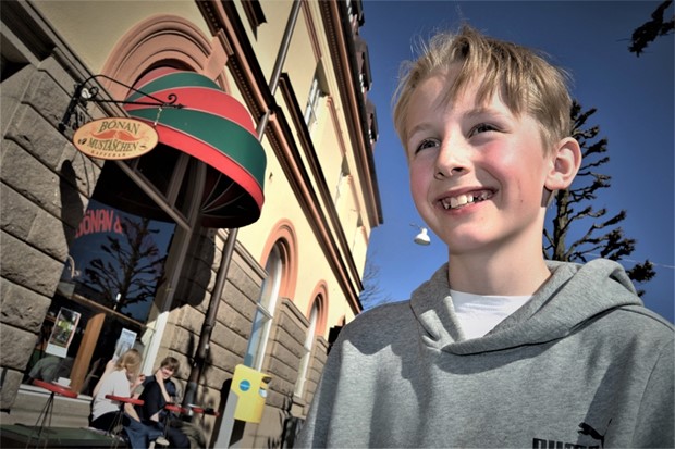 12-rige Axel skrev sin debutroman p kafet