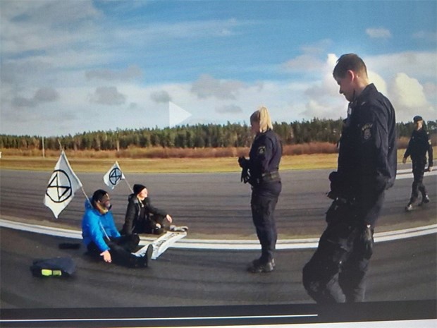 Aktivisterna p Vxj flygplats talas - limmade fast sig p landningsbanan