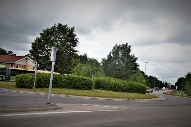 Kvinna somnade vid ratten - k�rde rakt in i en rondell p� Teleborg