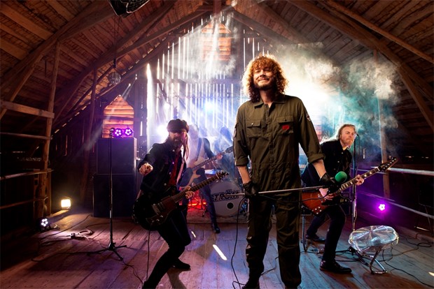 Str�m fr�n V�xj� v�xlar upp med explosiv AC/DC-rock 