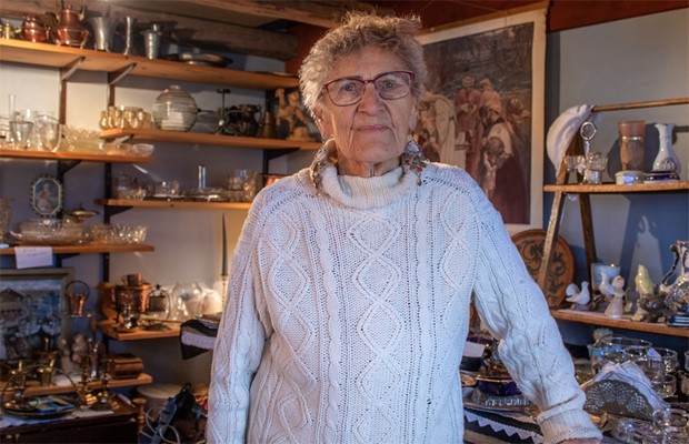 Alice 92 �r driver loppis - hon �ngrar inget alls