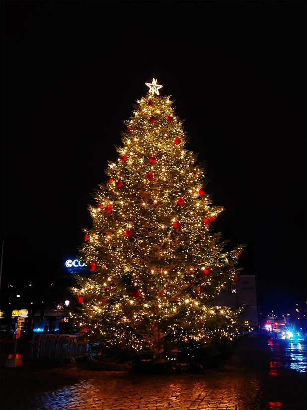  rets julgran p Stortorget i Vxj - vacker och praktfull 