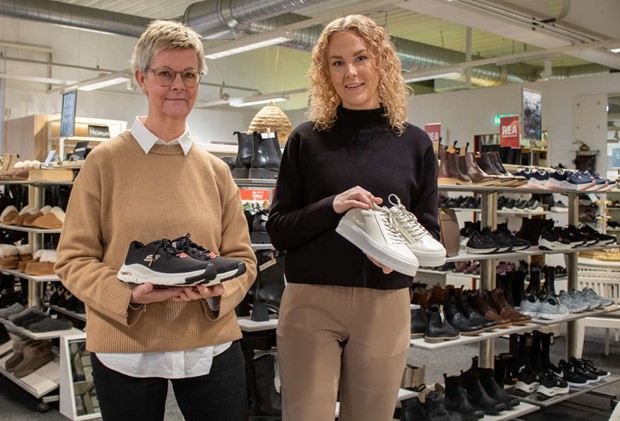 Mor och dotter sljer skor tillsammans  Det ska vara som att komma hem till oss