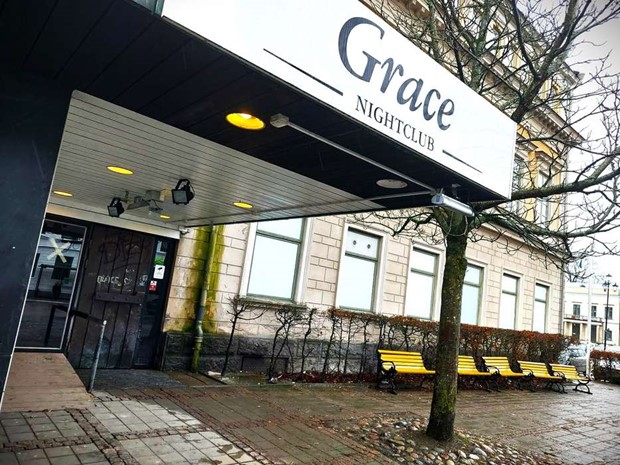 Grace Night Club fr kritik av kommunens inspektrer  - Sovande kvinnor i ett bs och en man som drack ur en spritflaska p dansgolvet 