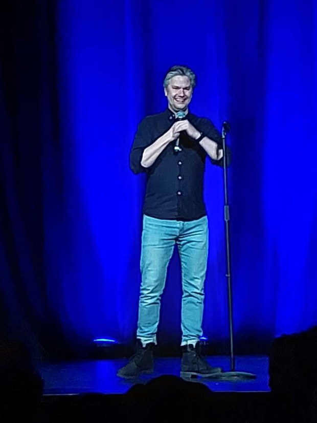 Sveriges b�ste st�uppkomiker fick taket att lyfta p� teatern