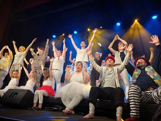 Ensemble Cor bj�d p� en varm och vacker f�rest�llning