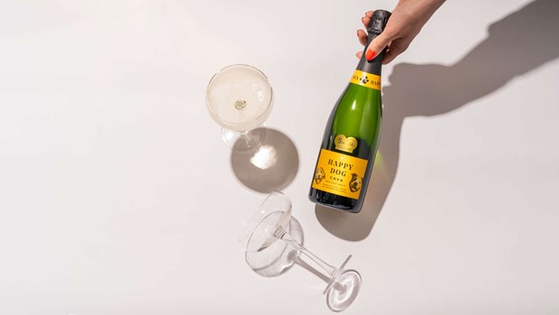 Sveriges f�rsta v�lg�renhetsvin f�r djur - Happy Dog Cava g�r det m�jligt att dricka gott & g�ra gott f�r p�lsklingar